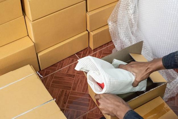 Do czego przydaje się folia stretch ręczna w magazynie?