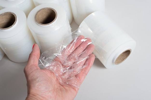 Do czego sprawdzi się folia stretch ręczna mocna 3kg w opakowaniu 18 sztuk transparentna?