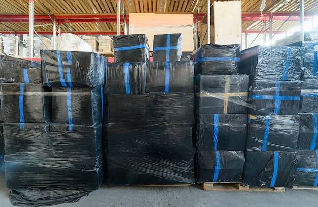 Jak wybrać folię stretch ręczną czarną 15kg 24szt do zabezpieczania ładunków?