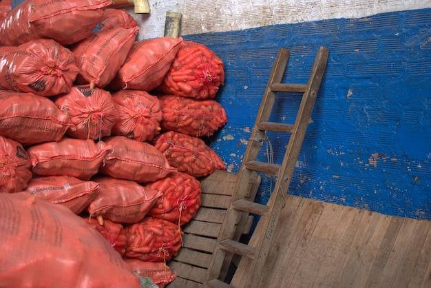 Jak wykorzystać worek raszlowy 30kg czerwony sznurek 100 sztuk w codziennej pracy?