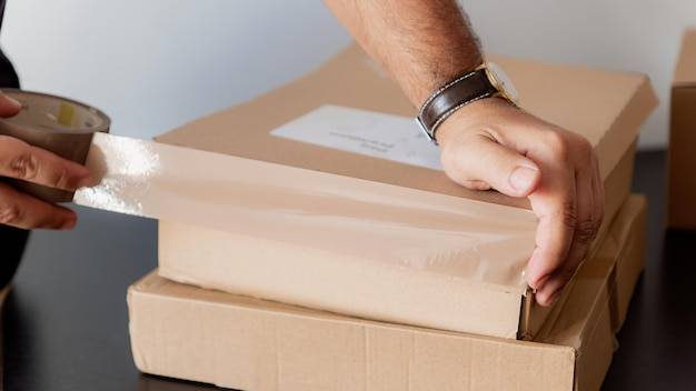 Jak zapakować paczkę do wysyłki kurierem żeby uniknąć uszkodzeń?