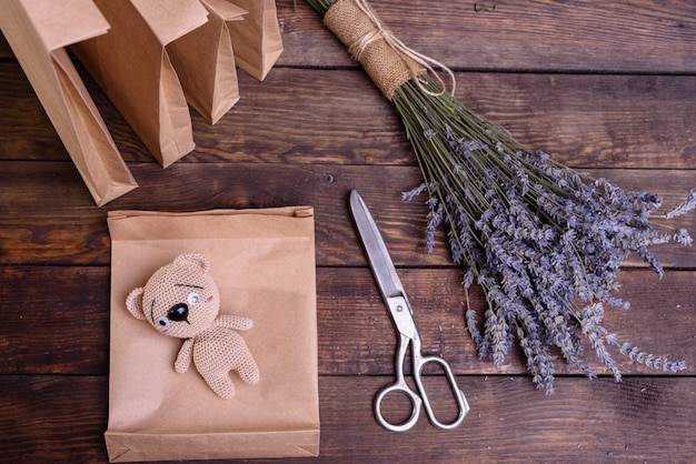 Wypełniacz tekturowy do paczek lawendowy jako ekologiczne zabezpieczenie przesyłek